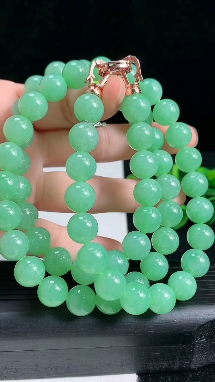 天然A货翡翠圆珠项链尺寸9.6-70颗重量:108.50g
3月18日