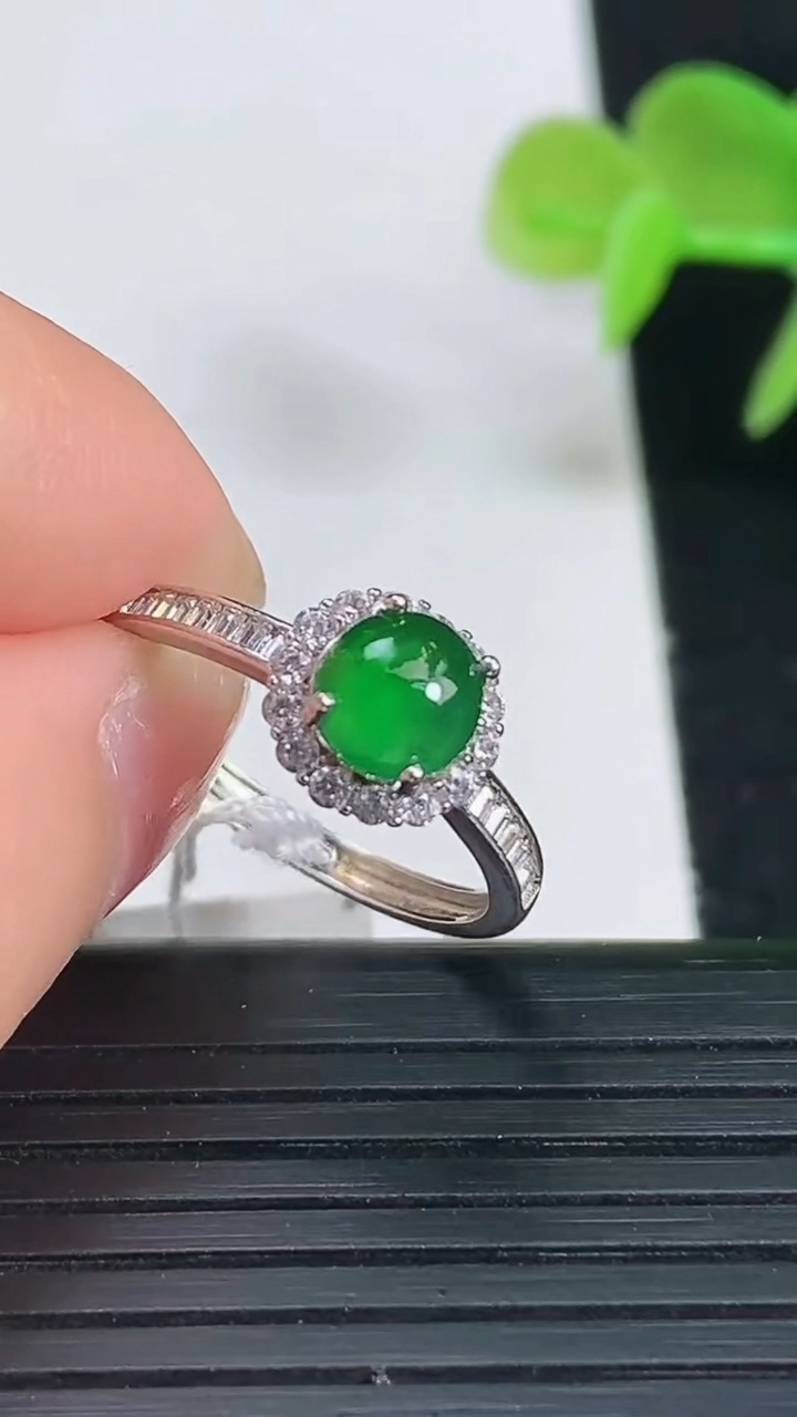 天然A货翡翠蛋面戒指尺寸17.5-8.2-7.6裸石5.4-5.5重量:1.83g2026年3月18日
工厂直销收藏佳品,种好水足，色泽均匀，有种有色，上手高大气！