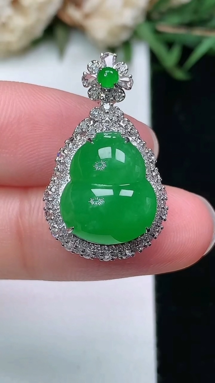 天然A货翡翠葫芦吊坠，尺寸25-15-11.8，裸石13-11.3，重量:4.12g
3月18日