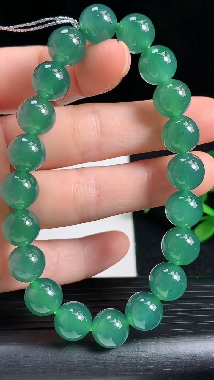 天然A货翡翠蓝水圆珠手串尺寸9.6-20颗重量:32.56g3月18日
工厂直销收藏佳品,种好水足，色泽均匀，有种有色，上手高大气！