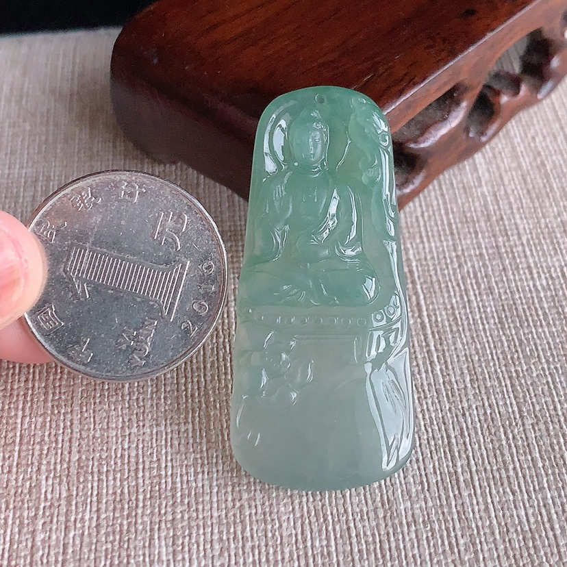 天然A货翡翠晴水大日如来吊坠 
尺寸47.5-21.2-5.3mm 重量11.86g 0317