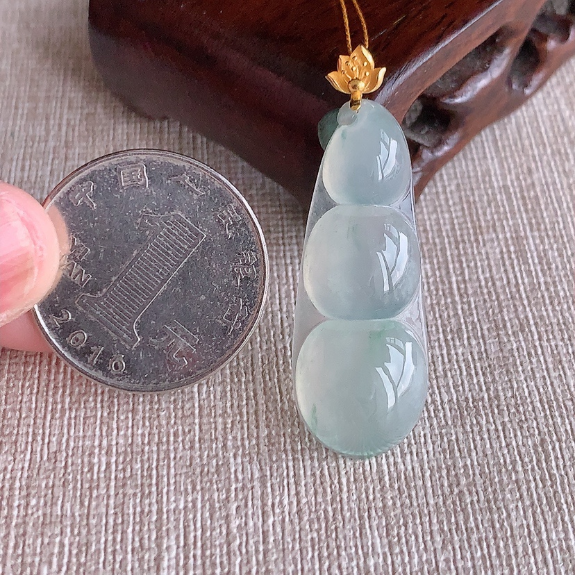 天然A货翡翠18K金扣头晴水四季豆福豆平安豆吊坠 
尺寸41.5-35.6-13.6-5.8mm 重量5.13g 0317