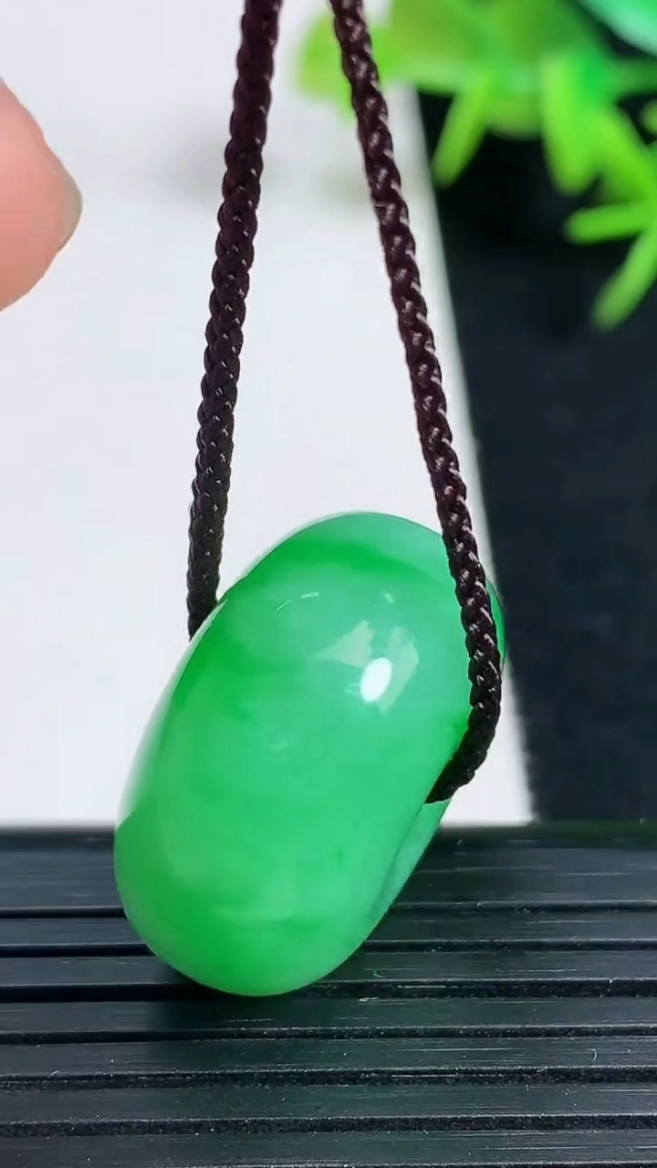 天然A货翡翠绿绿通吊坠，尺寸24-12.6，重量:15.12g
3月18日
