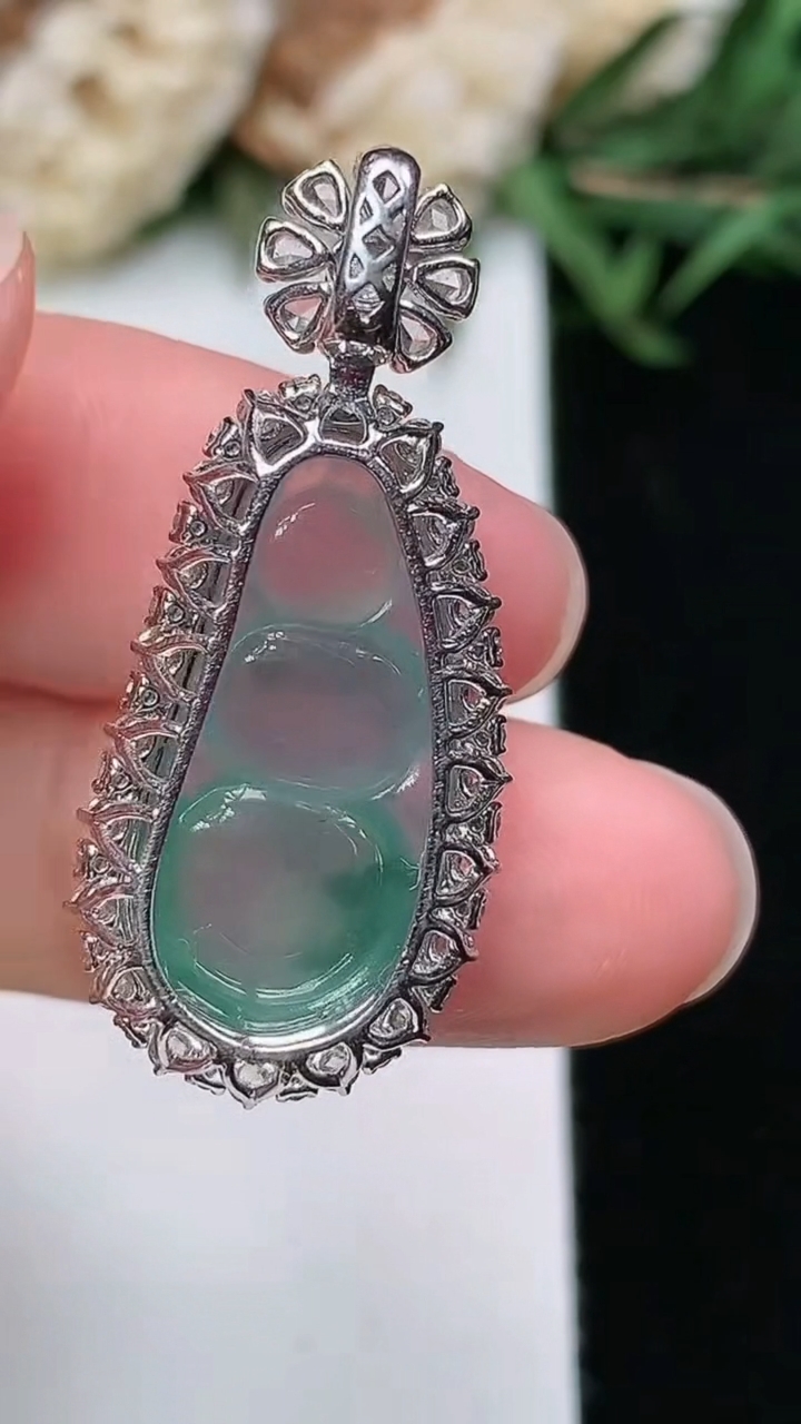 天然A货翡翠福豆吊坠，尺寸32-14-10.3，裸石20.8-10，重量:4.27g
3月18日