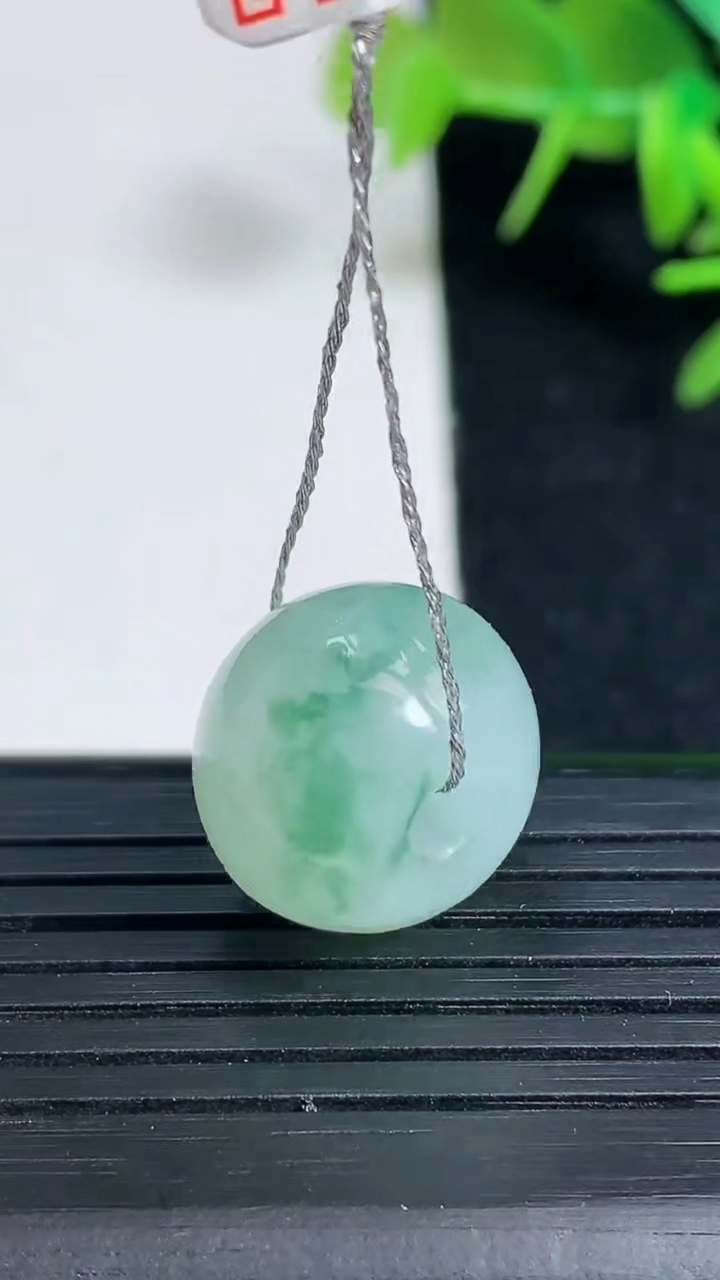 天然A货翡翠冰种飘花路路通吊坠尺寸15.6-11.9重量:5.87g
3月18日