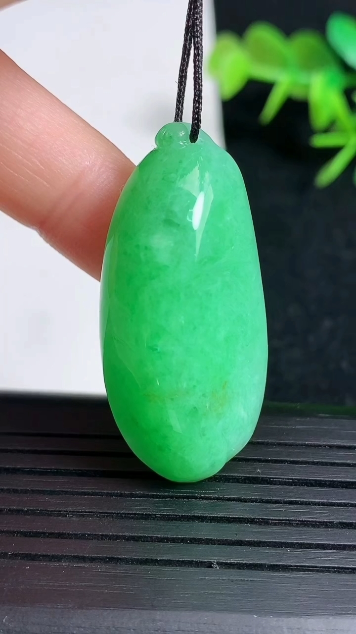 天然A货翡翠福瓜吊坠，尺寸38.5-18.3-11.6，重量:13.54g
3月18日