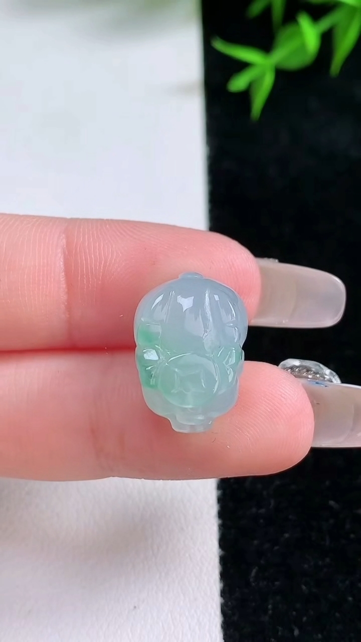 天然A货翡翠生肖猪吊坠，尺寸16.8-12.2-10，重量:4.21g
3月18日