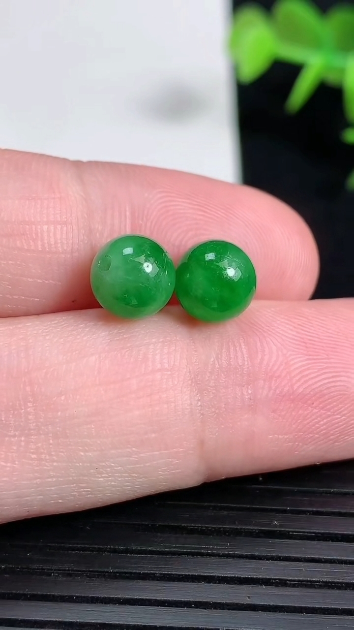 天然A货翡翠圆珠一对，尺寸7.6重量:2.14g3月18日
工厂直销收藏佳品,种好水足，色泽均匀，有种有色，上手高大气！