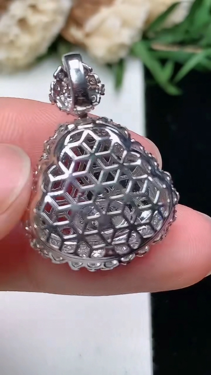 天然A货翡翠佛公吊坠，尺寸26.6-19.3-10，裸石13.7-16.3，重量:4.74g
3月18日