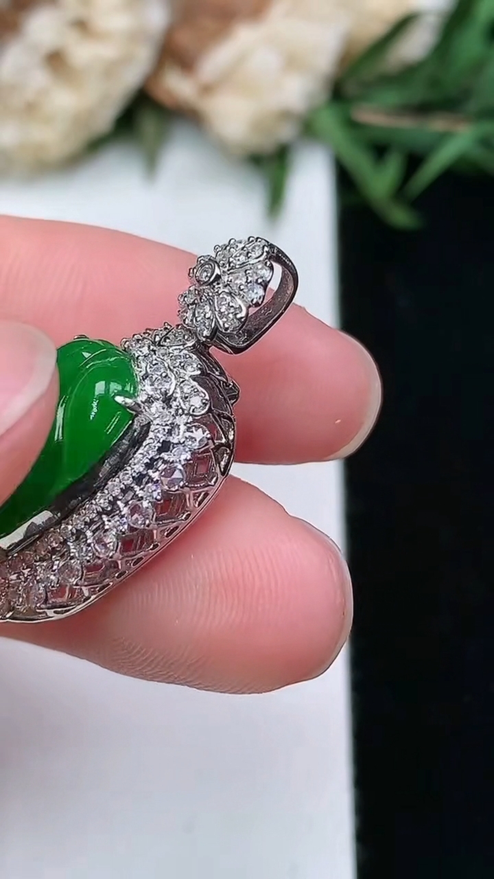 天然A货翡翠金枝玉叶 叶子吊坠，尺寸26.8-13.7-10，裸石14.2-8.5
3月18日