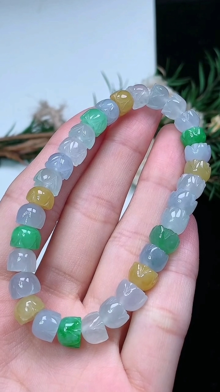 天然A货翡翠三彩莲蓬手串，尺寸7.6-5.8-31颗，重量:20.03g3月18日
工厂直销收藏佳品,种好水足，色泽均匀，有种有色，上手高大气！