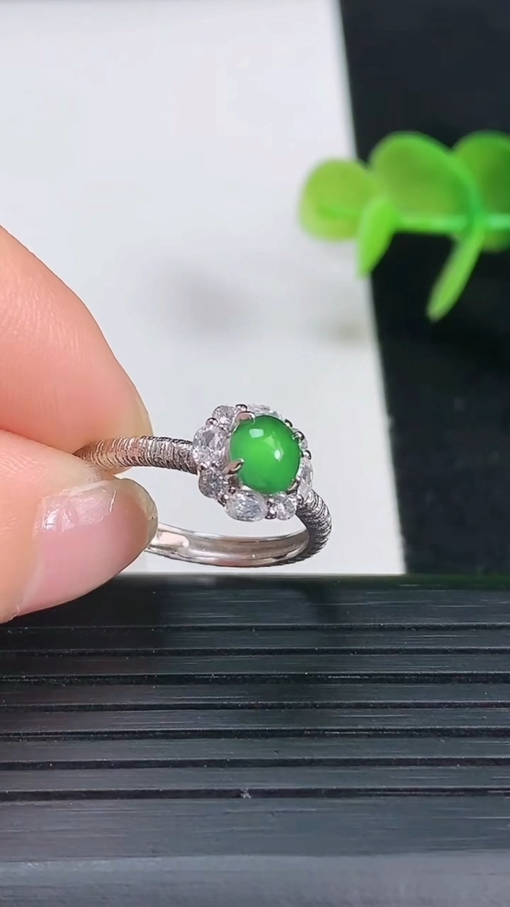 天然A货翡翠925银尺寸18.2-8.5-8.9裸石5.4-5重量:2.35g
3月18日