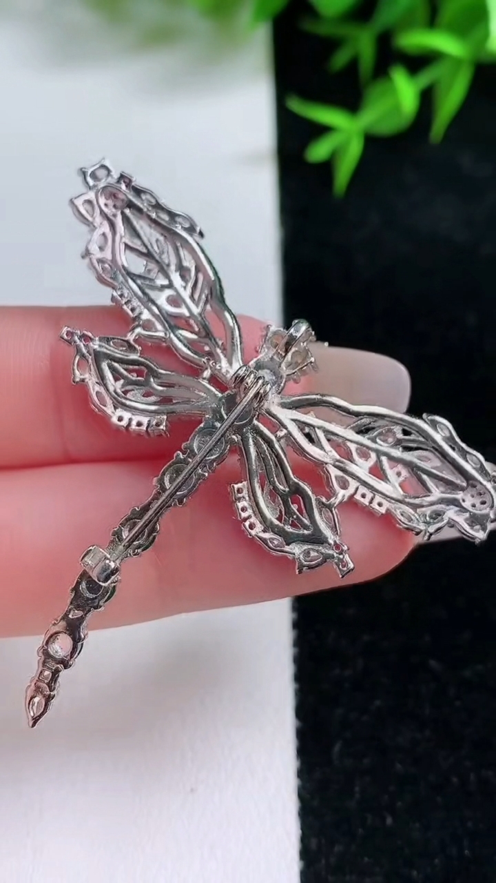 天然A货翡翠蛋面蜻蜓胸针，尺寸3.3，重量:7.45g
3月18日