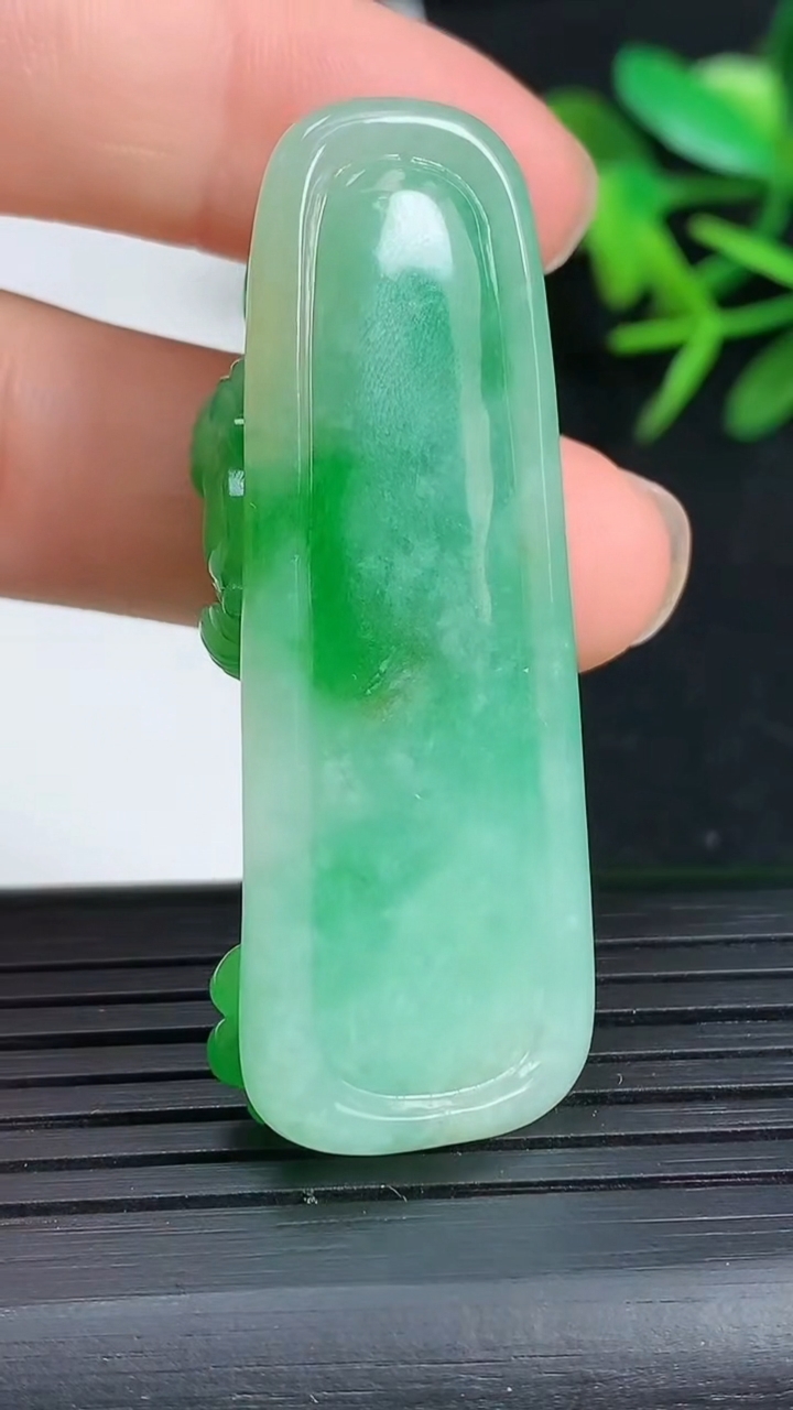 天然A货翡翠和和美美 荷叶鱼吊坠，尺寸49-18-13.5，重量:18.37g
3月18日