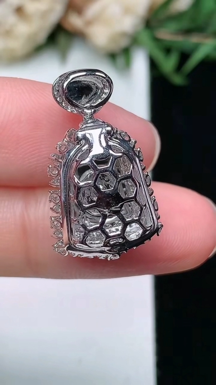 天然A货翡翠无事牌吊坠，尺寸22.8-13.4-8.5，裸石9.8-8.6，重量:2.88g
3月18日