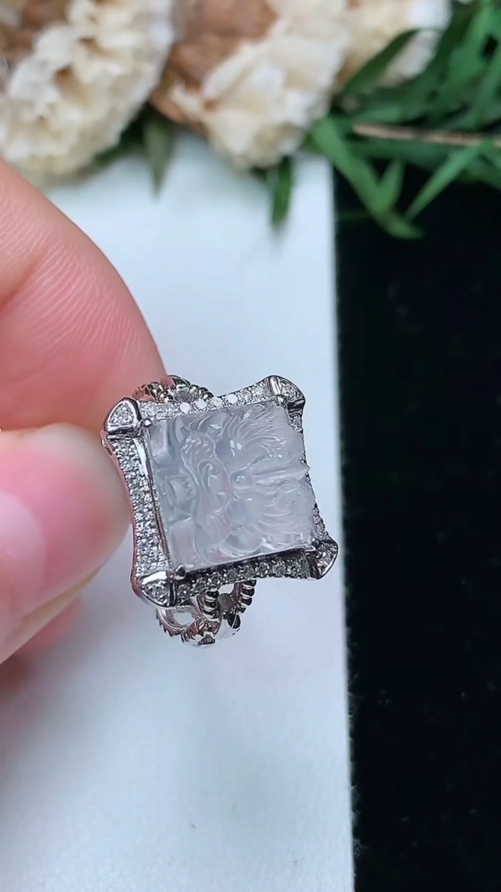 天然A货翡翠白冰龙牌戒指，尺寸16.6-9.8-9.9，重量:3.97g2026年3月18日
工厂直