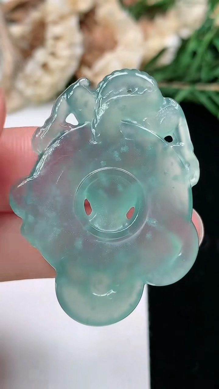 天然A货翡翠蓝水龙牌吊坠，尺寸40-30.4-5.4，重量:9.65g
3月18日