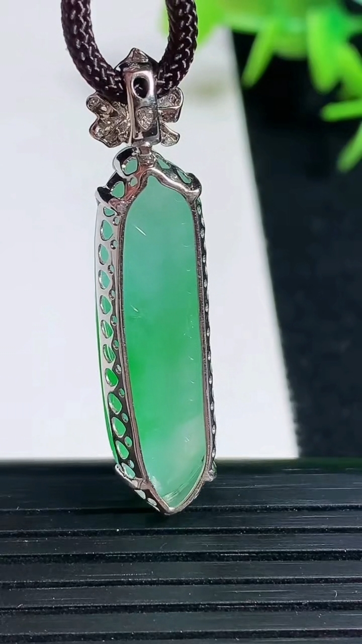 天然A货翡翠福瓜吊坠，尺寸39-9-8裸石31-9，重量:4.71g
3月18日