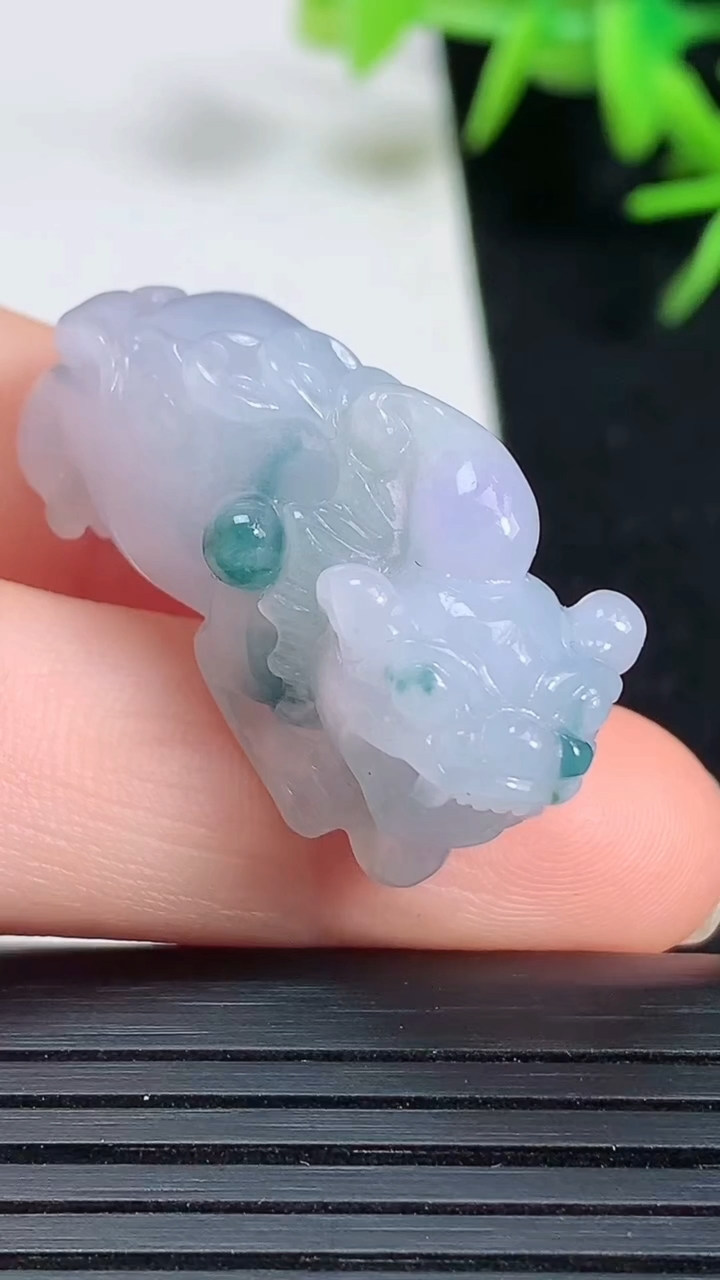 天然A货翡翠紫罗兰 飘花貔貅吊坠，尺寸32.5-13-15.5重量:11.41g
3月18日