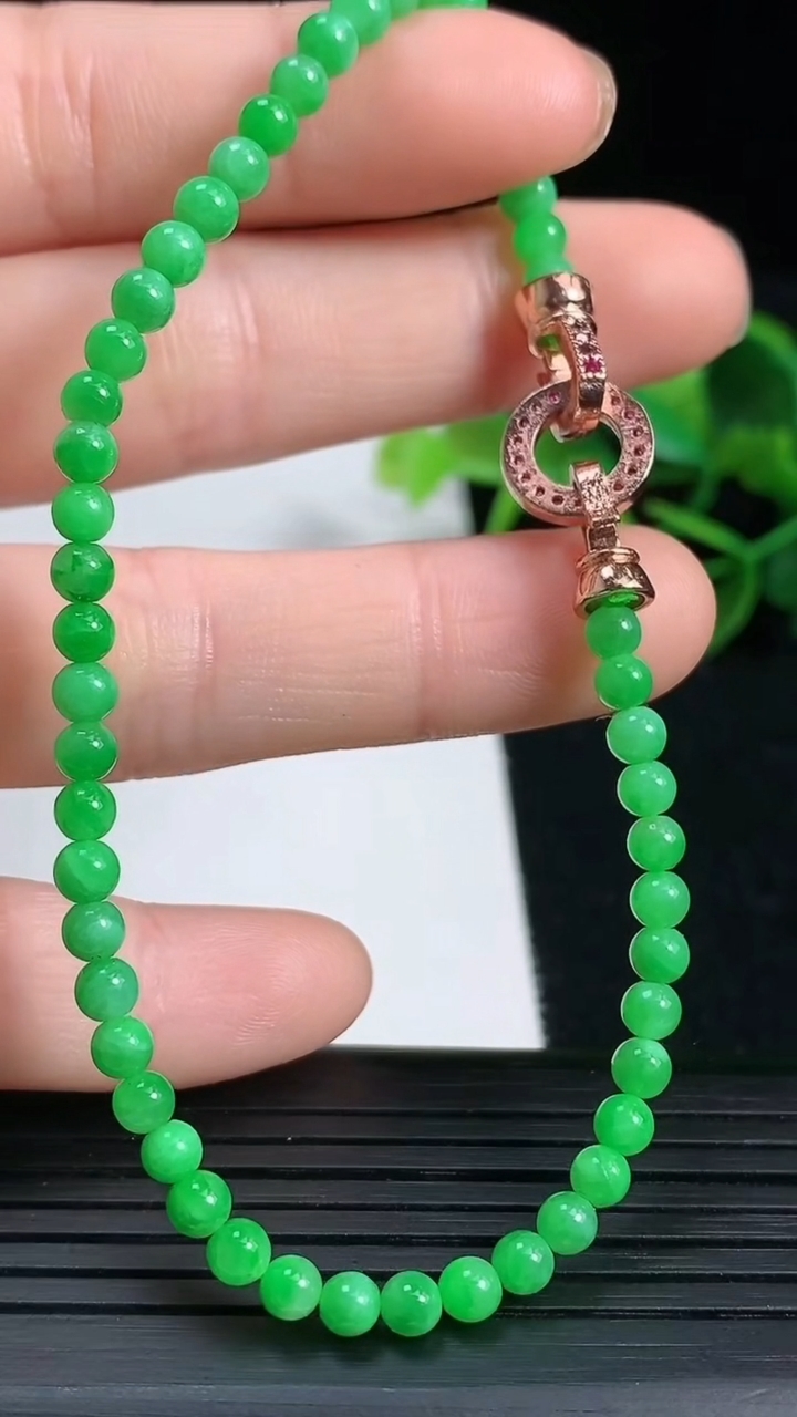 天然A货翡翠小米圆珠手串，尺寸3.8重量:6.01g3月18日
工厂直销收藏佳品,种好水足，色泽均匀