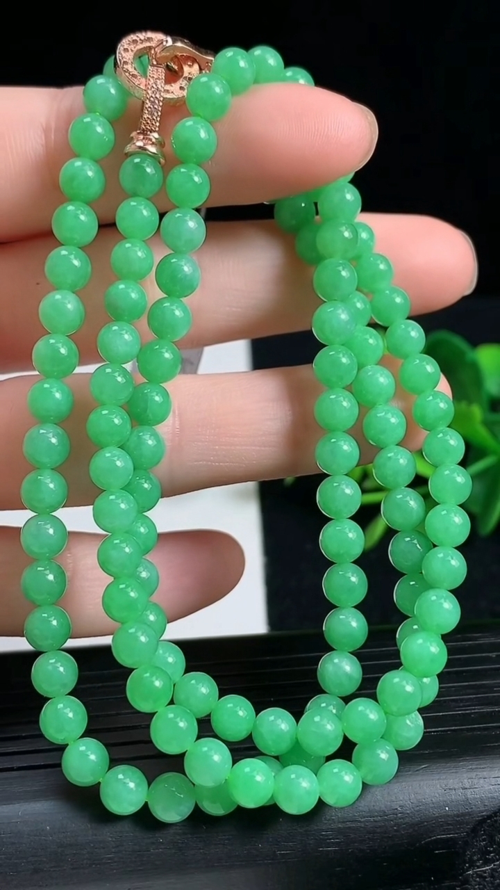 天然A货翡翠圆珠项链尺寸4.8-115颗重量:27.22g
3月18日