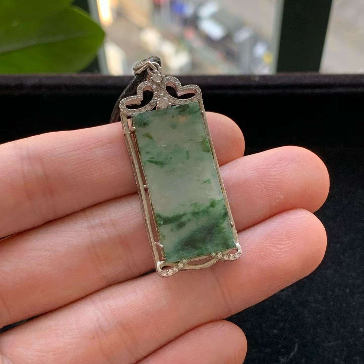 A货天然翡翠冰糯种925银飘绿无事牌吊坠重量3.45
3月18日