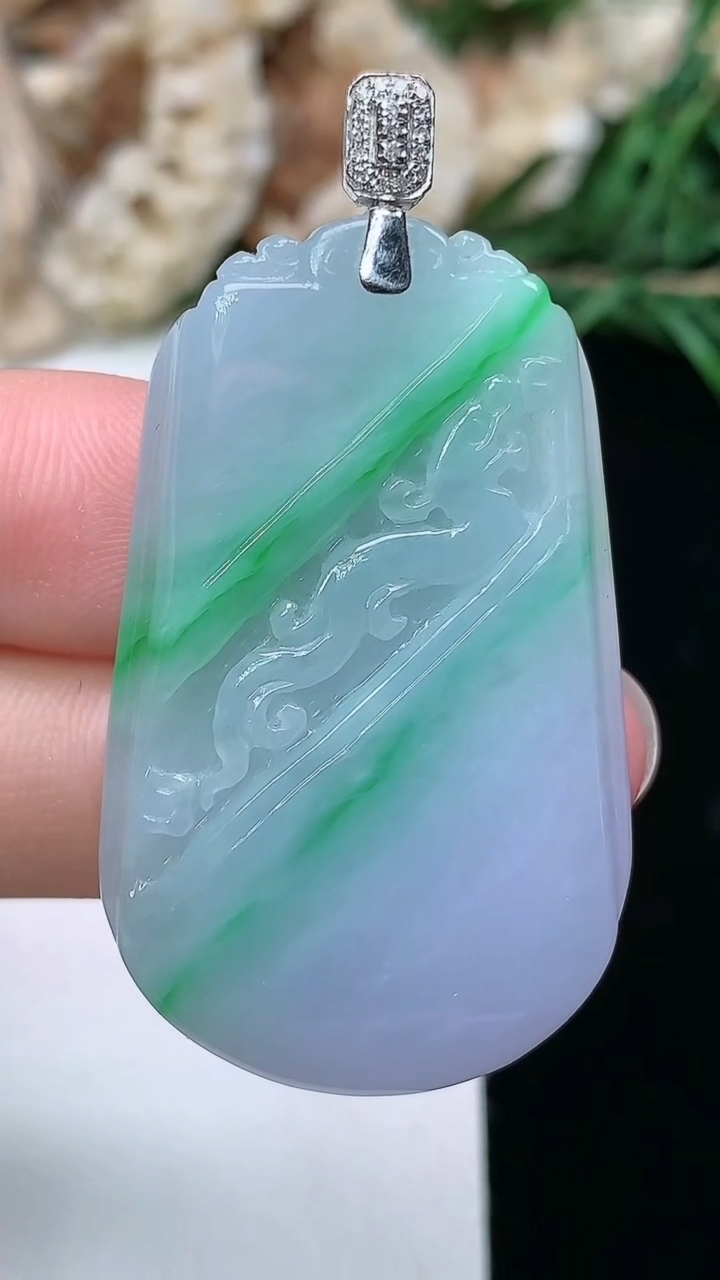 天然A货翡翠k金春带彩 紫罗兰仿古龙牌吊坠，尺寸37.7-24.2-5.8，重量:13.50g
3月