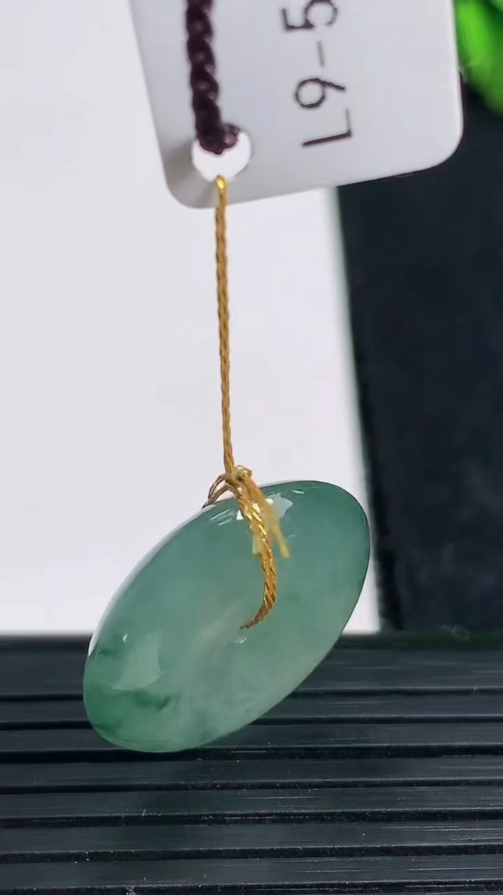 天然A货翡翠冰种飘花平安扣吊坠尺寸20.5-5.8重量:5.04g
3月19日