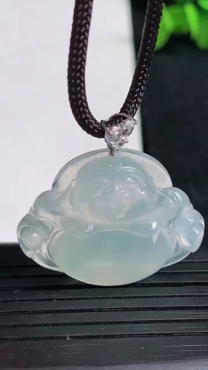 天然A货翡翠佛公吊坠尺寸24.4-30.7-7.2重量:7.91g
3月19日