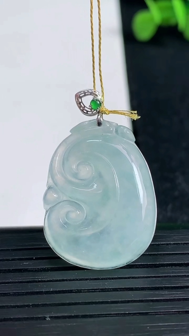 天然A货翡翠如意吊坠尺寸26.8-20.2-5.1重量:5.60g
3月19日