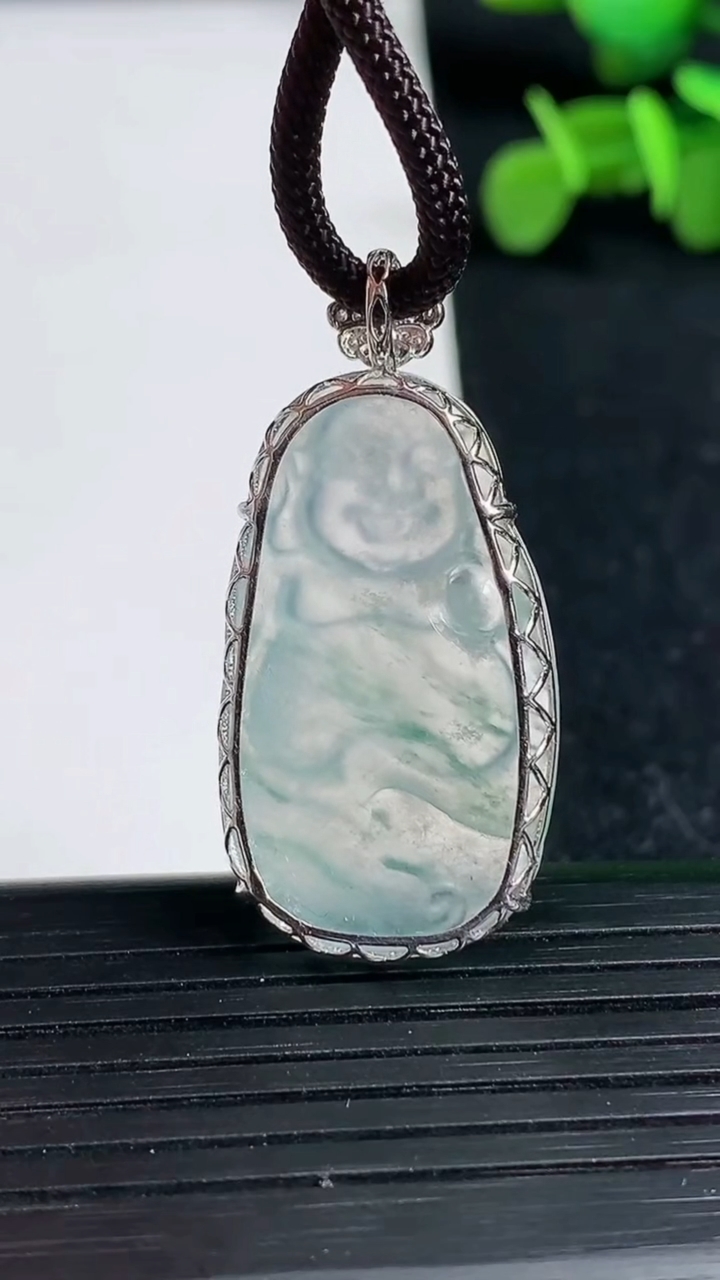 天然A货翡翠种飘花弥勒佛吊坠尺寸31-17.2-5.6重量:4.55g
3月19日