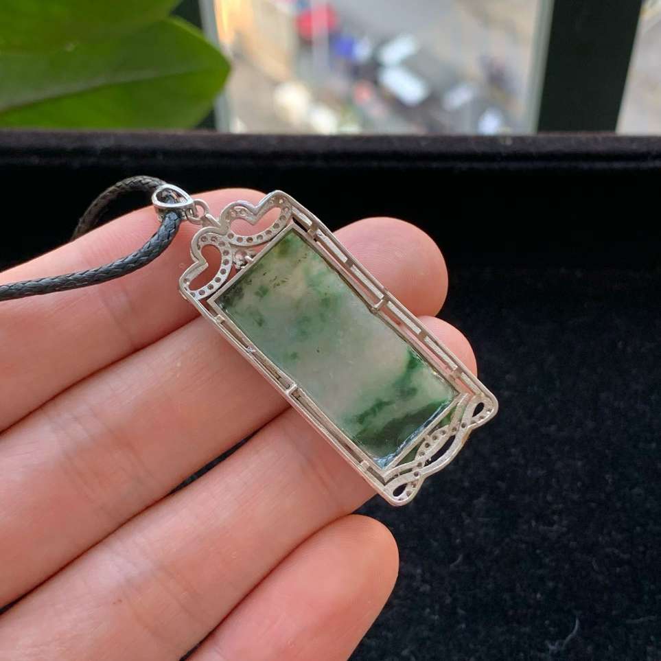 A货天然翡翠冰糯种925银飘绿无事牌吊坠重量3.45
3月20日