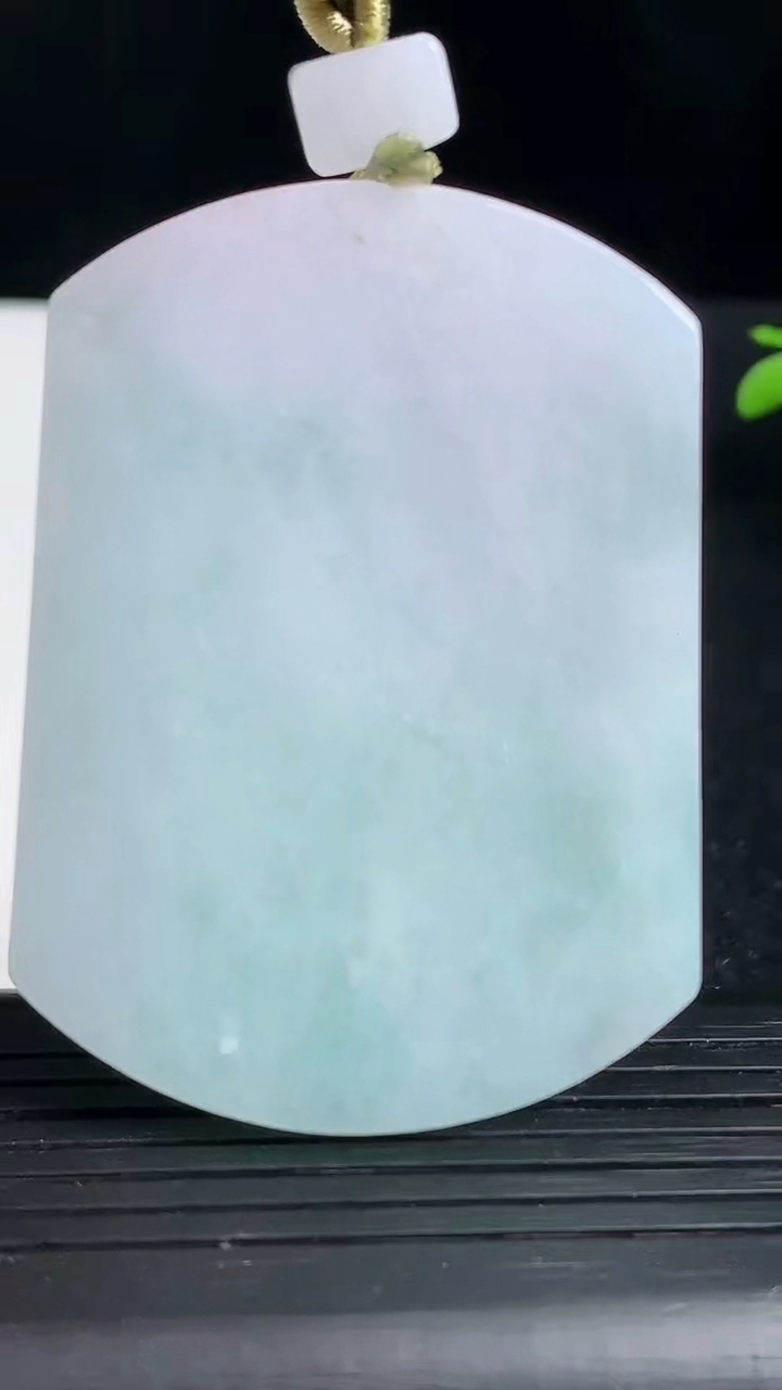 天然A货翡翠无事牌吊坠尺寸56.6-41.5-5.8重量:41.50g
3月19日