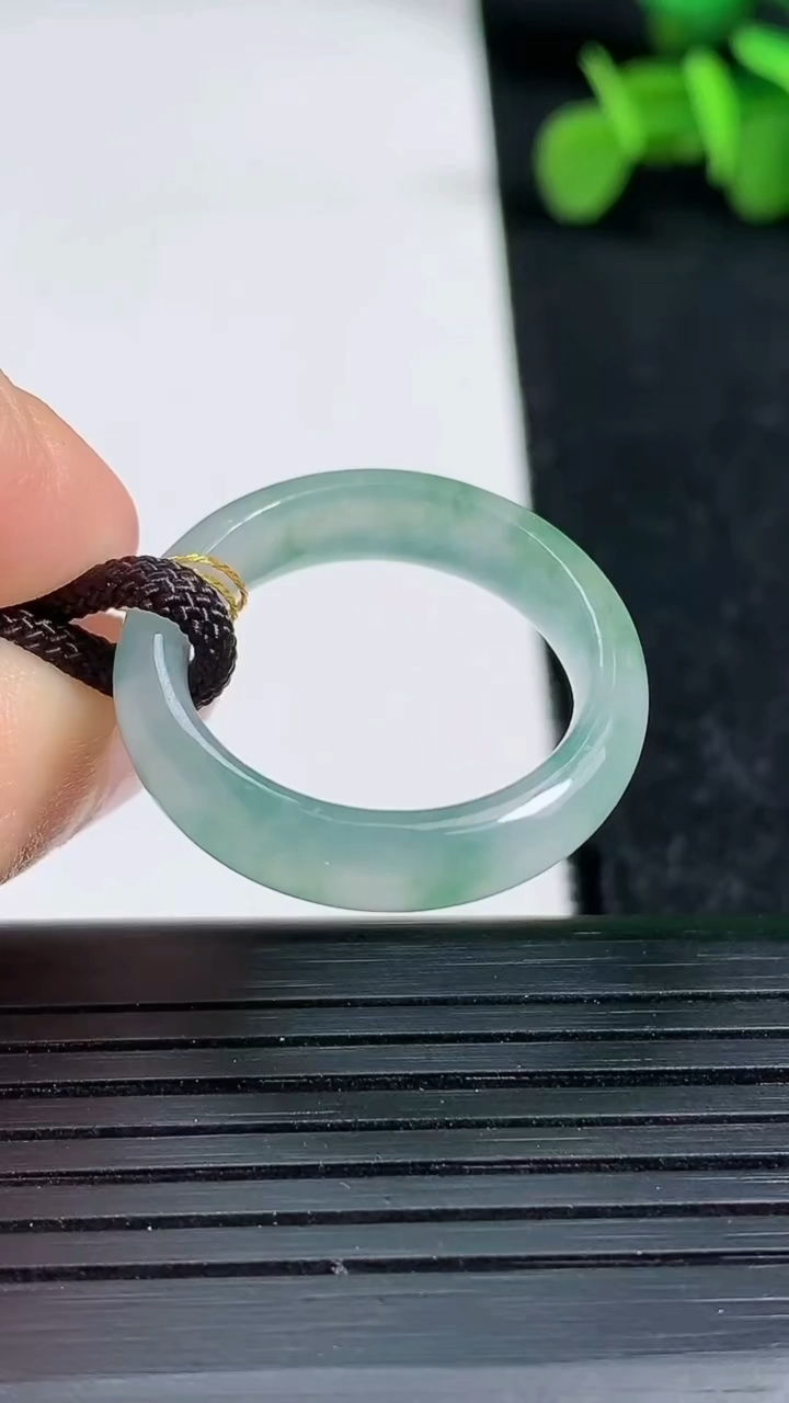 天然A货翡翠冰种飘花指环戒指尺寸18.6-5.6-3.4重量:3.61g2026年3月19日
工厂直销收藏佳品,种好水足，色泽均匀，有种有色，上手高大气！