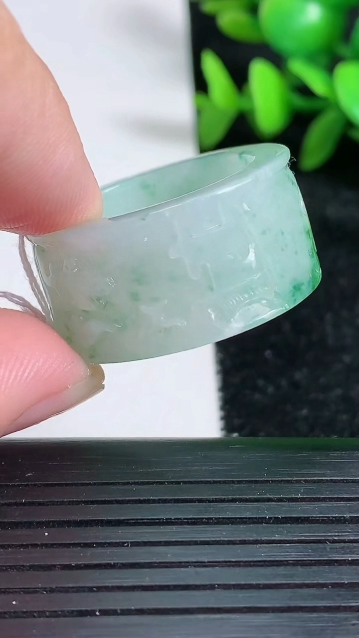 天然A货翡翠指环扳指尺寸21.4-14.2-4重量:13.46g2026年3月19日
工厂直销收藏佳品,种好水足，色泽均匀，有种有色，上手高大气！