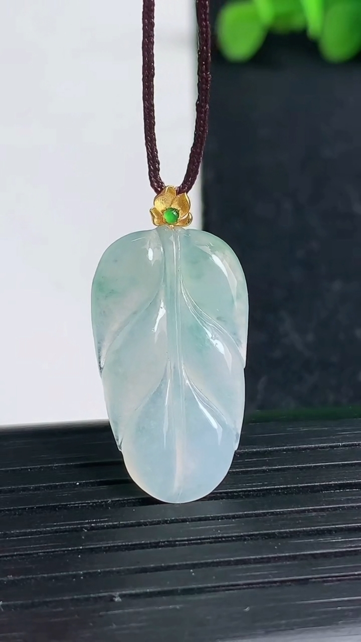 天然A货翡翠种飘花金枝玉叶 叶子吊坠尺寸25.2-14.1-2.9重量:2.28g
3月19日