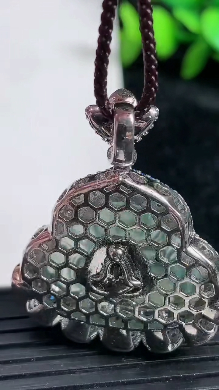 天然A货翡翠飘花佛公吊坠尺寸31-36.6-8.6重:9.92g
3月19日
514