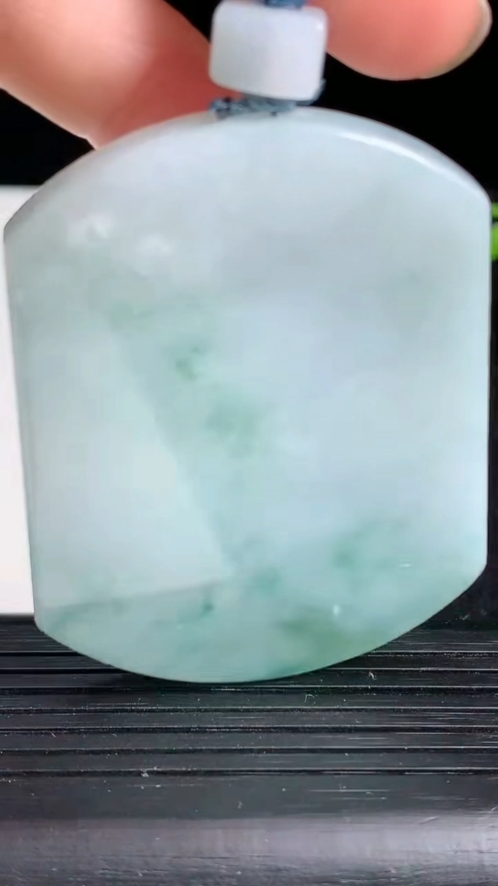 天然A货翡翠飘花无事牌吊坠尺寸56.2-43-6重量:43.34g
3月19日