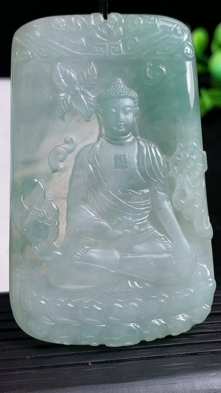 天然A货翡翠阿弥陀佛吊坠尺寸68.1-44.1-5.4重量:43.47g
3月19日