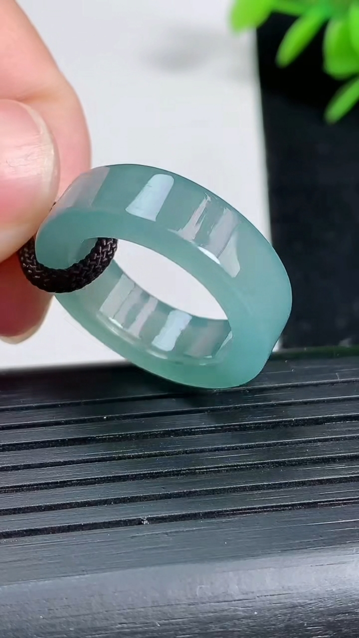 天然A货翡翠方形指环戒指尺寸18.1-6.6-3.6重:5.43g2026年3月19日
工厂直销收藏佳品,种好水足，色泽均匀，有种有色，上手高大气！
84