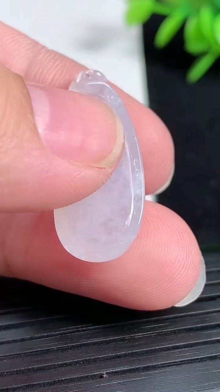 天然A货翡翠福瓜吊坠尺寸28.6-12.3-6重:3.97g
3月19日
637