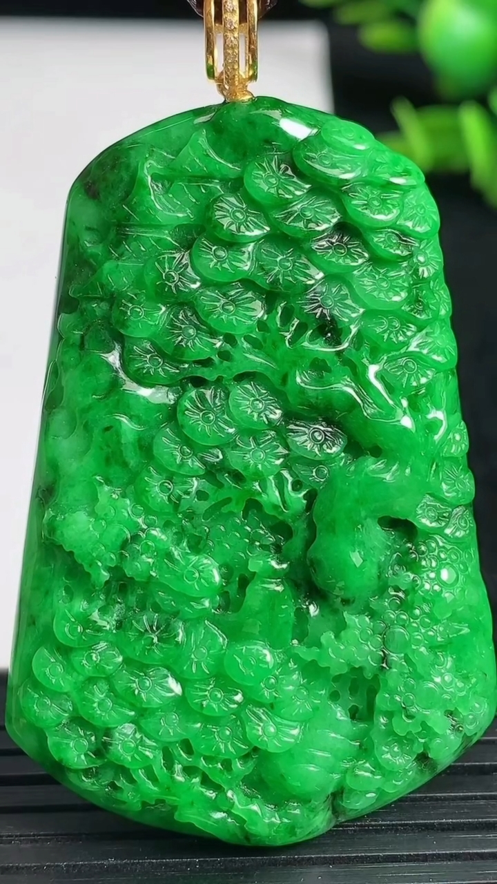 天然A货翡翠山水牌吊坠尺寸51.8-34.7-5.8重量:22.88g
3月19日