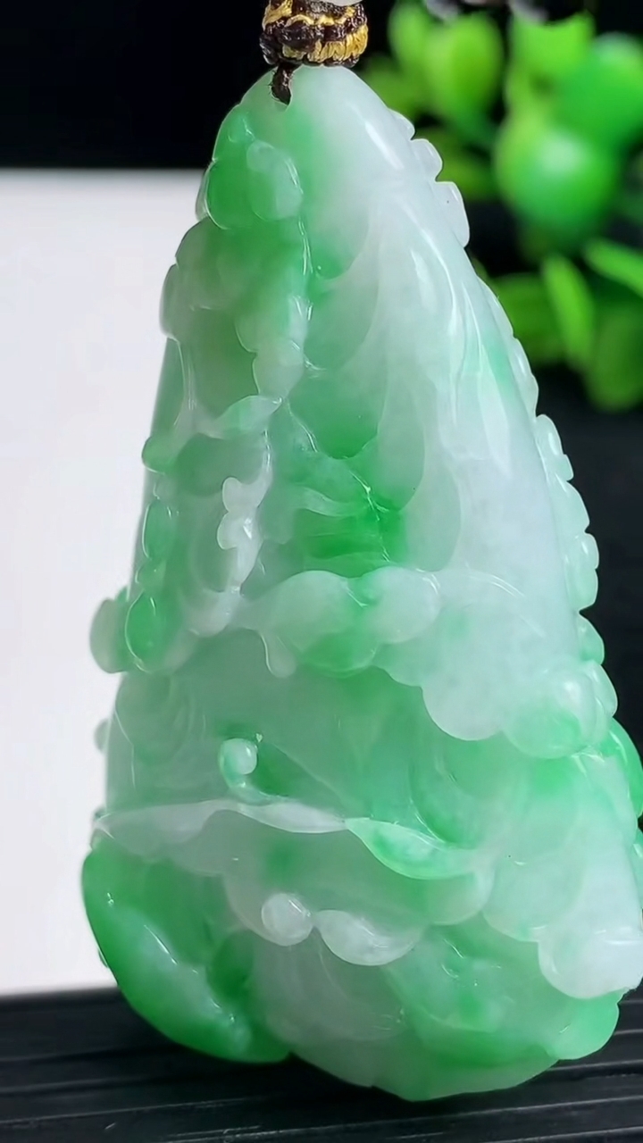 天然A货翡翠白菜吊坠尺寸59.5-33-13.7重量:44.23g
3月19日