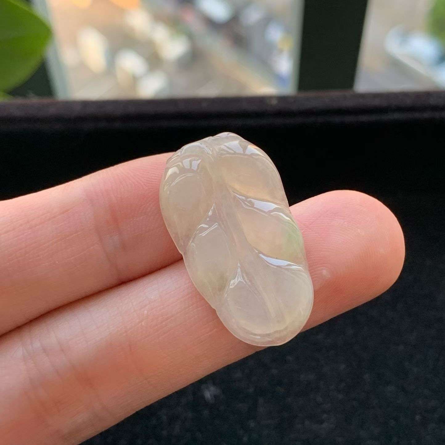 A货天然翡翠冰糯种飘绿叶子吊坠重量3.31
3月19日