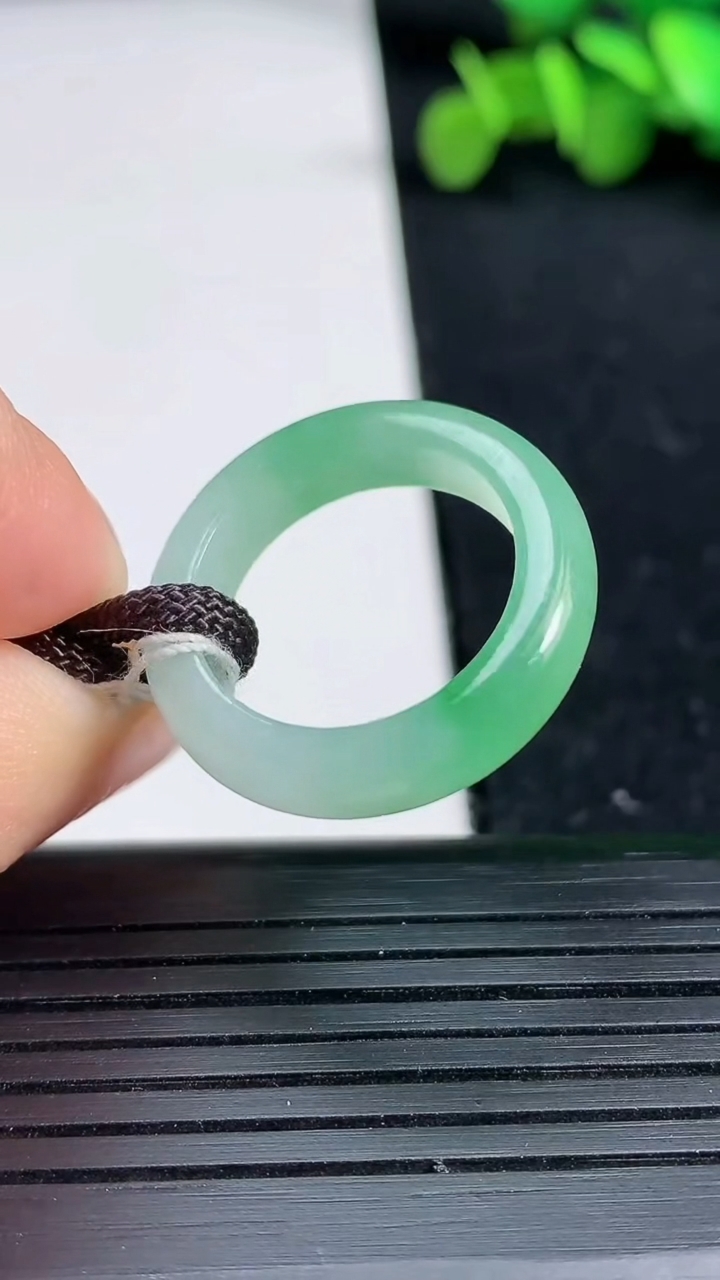 天然A货翡翠指环戒指尺寸17.6-4.9-3.5重量:3.96g2026年3月19日
工厂直销收藏佳品,种好水足，色泽均匀，有种有色，上手高大气！