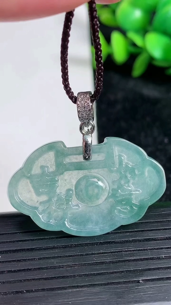 天然A货翡翠蓝水平安锁吊坠尺寸37-23.6-2.3重:3.70g
3月19日
377