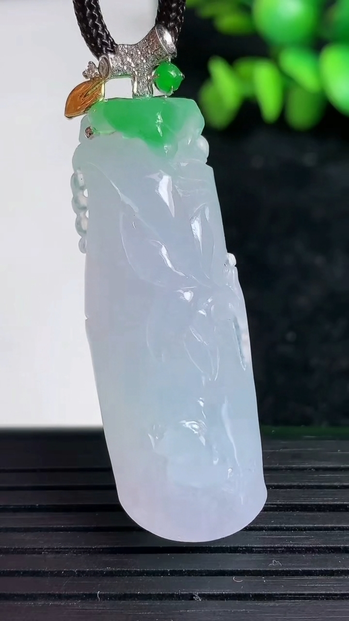 天然A货翡翠节节高升 竹节吊坠尺寸43.8-16-11.9重量:15.67g
3月19日