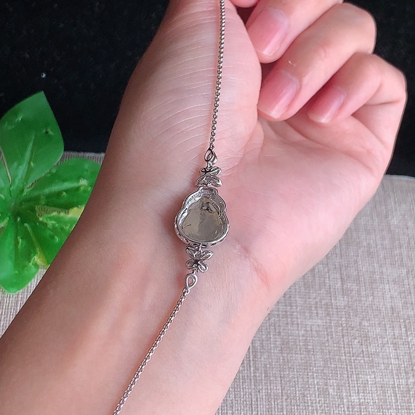 天然A货翡翠18K金伴钻镶嵌满绿葫芦手链 
尺寸12.8-10-5.5mm 重量3.20g 0317