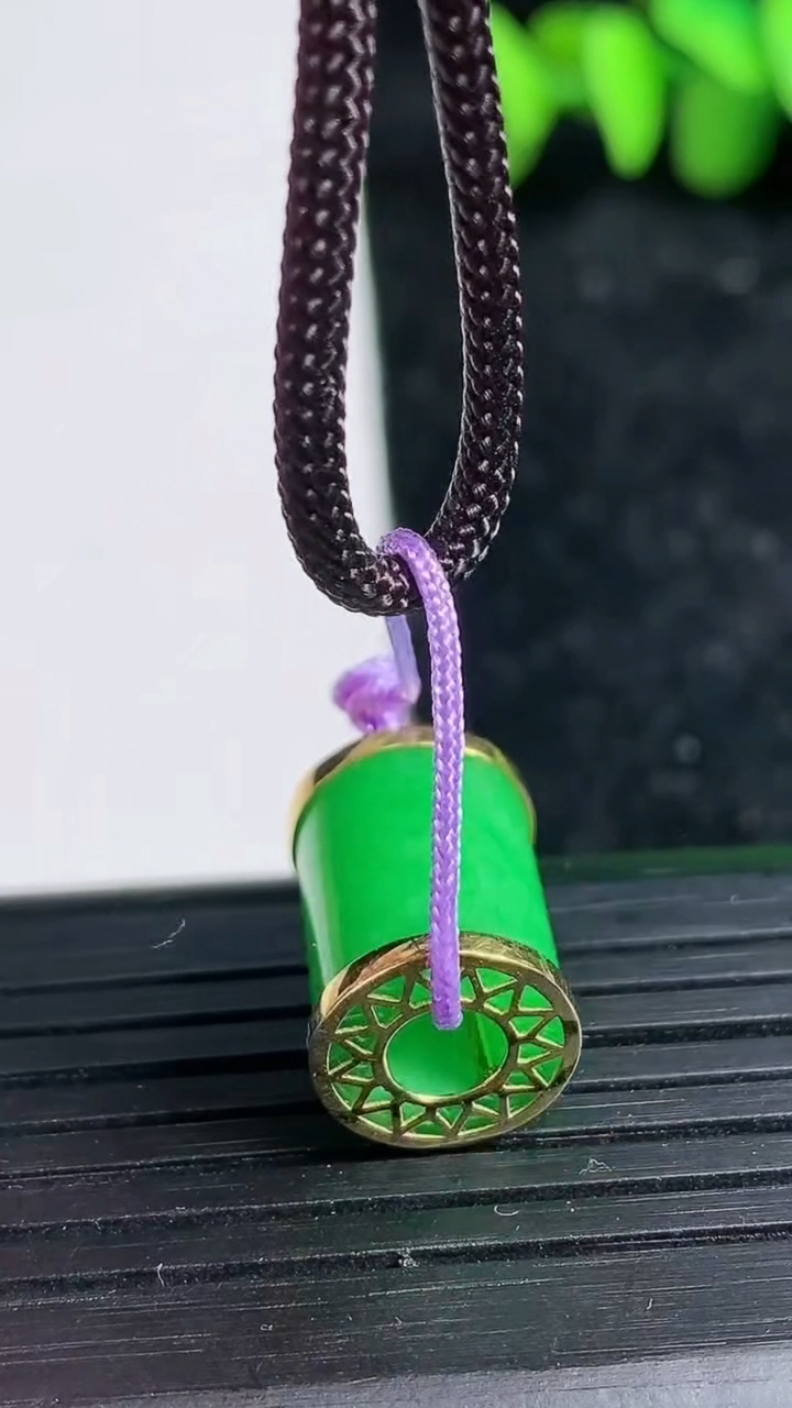 天然A货翡翠路路通吊坠尺寸9.9-14.2重量:3.28g
3月19日