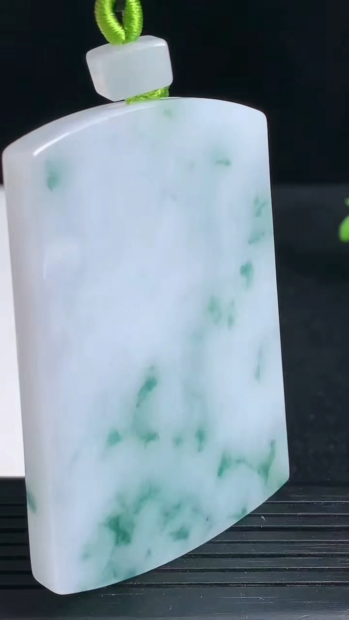 天然A货翡翠飘花无事牌吊坠尺寸59.8-41.3-6重量:45.68g
3月19日